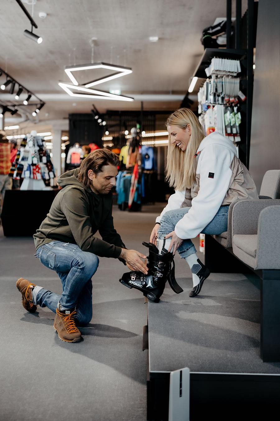 Hannes Schernthaner beim Skischufitting mit einer Kundin